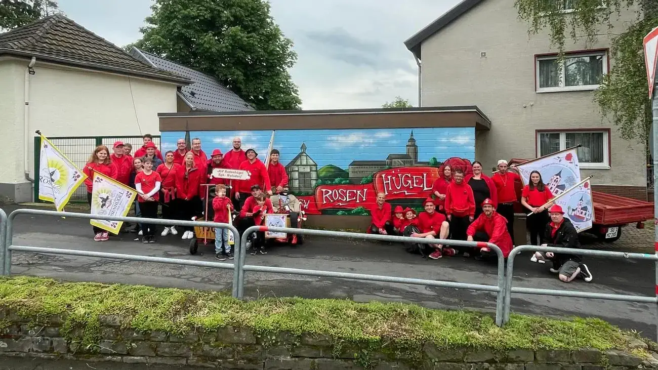 Gruppenfoto vor Graffiti
